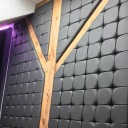 Graue Wandverkleidung mit Holzelementen